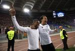 Finalisterne Georginio Wijnaldum (tv.) og  Virgil Van Dijk fejrer nederlaget i Rom. Alessandra Tarantino/AP