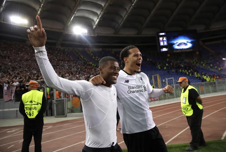 Finalisterne Georginio Wijnaldum (tv.) og  Virgil Van Dijk fejrer nederlaget i Rom. Alessandra Tarantino/AP
