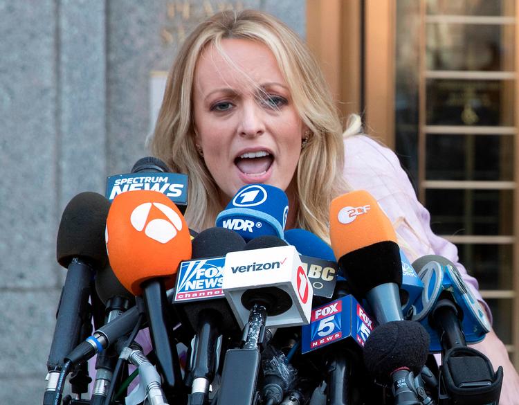 Stormy Daniels har stået frem i medierne og sagt, at hun angiveligt har modtaget et større beløb for at tie stille med en affære med præsident Donald Trump.  Mary Altaffer/AP