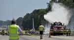 Slukningskøretøjer arbejder på stedet, hvor transportflyet styrtede ned i Georgia, USA onsdag 2. maj.  Steve Bisson/AP