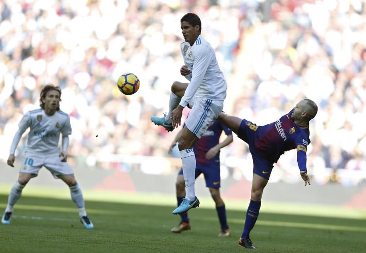 Andres Iniesta og Barcelona udspillede Real Madrid i sæsonens første opgør, da det blev 3-0 på Bernabeu.  Francisco Seco/AP