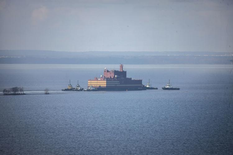 'Akademik Lomonosov' er verdens første flydende atomkraftværk. I disse dage bevæger skibet sig ignnem dansk farvand mod Nordøstrusland, som er slutdestinationen.  Nicolai Gontar/Ritzau Scanpix