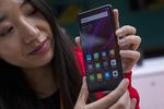 Xiaomi flagskib Mi MIX 2 er en af de få kantløse smartphones på markedet, der ikke har et 'kamerahak' i toppen, men hvor skærmen går helt ud til tre af kanterne. Nu kommer Xiaomi-telefonerne til Danmark. Emilio Morenatti/AP