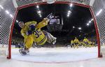 William Nylander "overfalder" målmand Henrik Ljungqvist, efter Sverige har vundet VM. (Andre Ringuette/Pool Photo via AP)
   Andre Ringuette/AP
