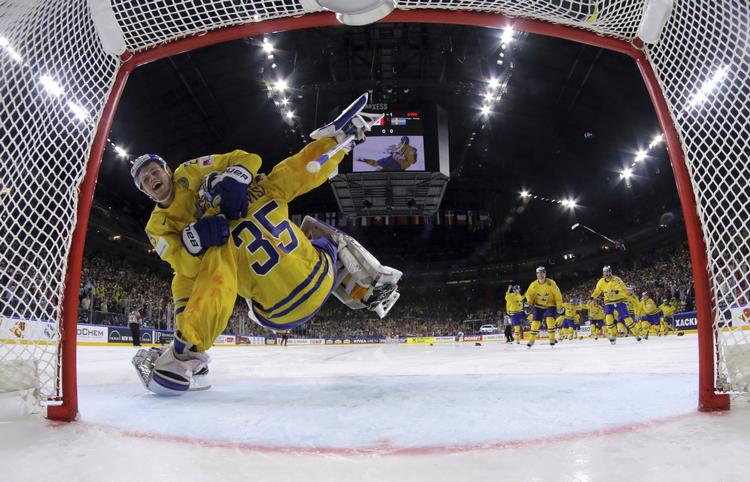William Nylander "overfalder" målmand Henrik Ljungqvist, efter Sverige har vundet VM. (Andre Ringuette/Pool Photo via AP)
   Andre Ringuette/AP