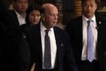 Den amerikanske handelsminister Wilbur Ross har sammen med andre amerikanske topfolk indledt forhandlinger med Kina. Andy Wong/AP