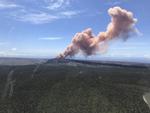 Efter jordskælv gennem flere dage, flyder der lava fra Kilauea-vulkanen på Hawaii-øen kaldet Big Island. Lavaen har kurs mod en landsby, hvilket bekymrer myndighederne. Kevan Kamibayashi/AP