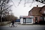 Bageren, posthuset, slagteren, tanken, mekanikeren og grillbaren er lukket. Så lukkede skolen, og i sommer lukkede den sidste købmand i Sandby på Lolland.
   Arkivfoto Joachim Adrian