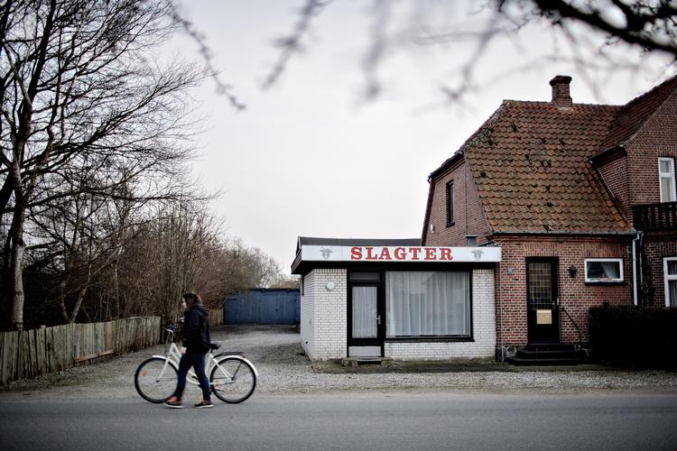 Bageren, posthuset, slagteren, tanken, mekanikeren og grillbaren er lukket. Så lukkede skolen, og i sommer lukkede den sidste købmand i Sandby på Lolland.
   Arkivfoto Joachim Adrian