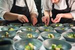 Som en hver anden toprestaurant har også Sjø fået skabt sig eget service - Per Bo Keramik fra Christianshavn. Her anrettes hvide og grønne asparges med grønne jordbær og brunet smør. Sara Gangsted