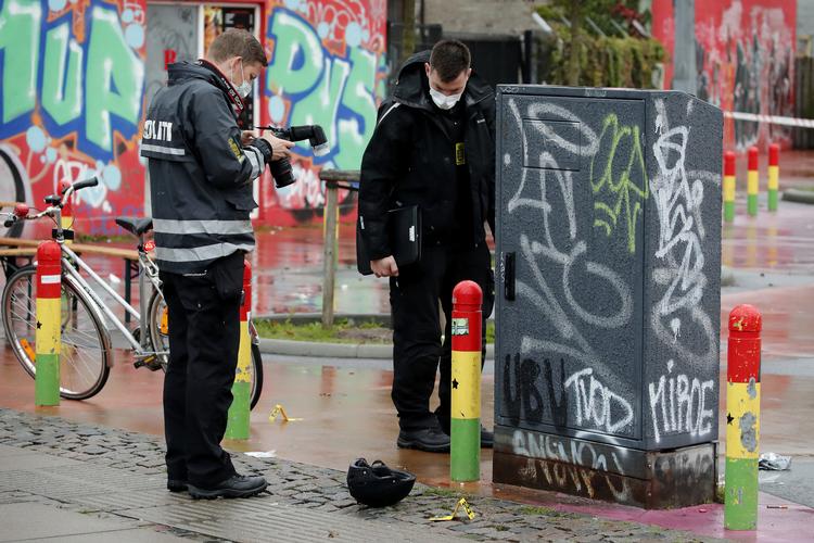 Politiet under efterforskningen af  skudepisoden på Den Røde Plads på Nørrebro i København. Jens Dresling/POLFOTO