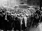 Arbejdsløse står i kø efter job i Cleveland, Ohio, i oktober 1930. Ifølge flere end 1.100 amerikanske økonomer kan Donald Trumps handelskrig medføre en ny depression.  /AP