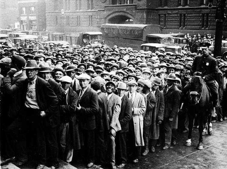 Arbejdsløse står i kø efter job i Cleveland, Ohio, i oktober 1930. Ifølge flere end 1.100 amerikanske økonomer kan Donald Trumps handelskrig medføre en ny depression.  /AP