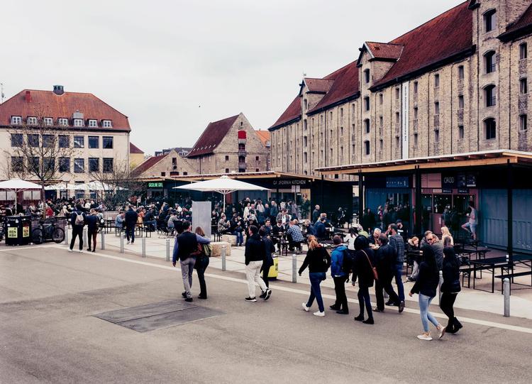 Broens Gadekøkken er inspireret af områdets historie, der før i tiden har været centrum for handlen mellem de nordatlantiske lande. Bodernes udsmykning er derfor inspireret af de klare farver på grønlandske huse. Pr-foto