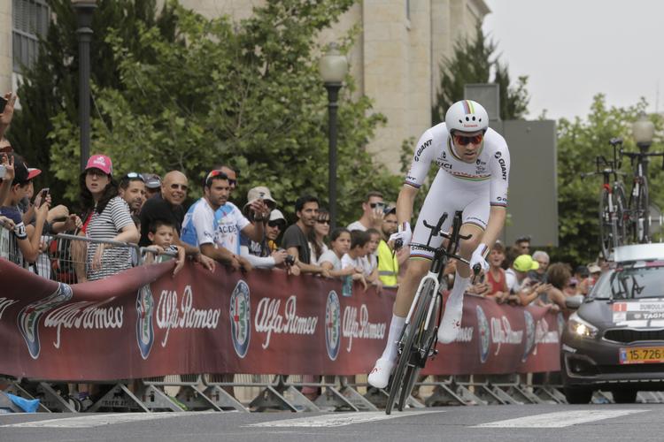 Tom Dumoulin i kraftfuld og elegant stil på vej mod sejren og førertrøjen på 1. etape i Giro d'Italia.
   Sebastian Scheiner/Ritzau Scanpix