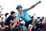 Magnus Cort jubler over sejren på 2. etape i Tour de Yorkshire. 