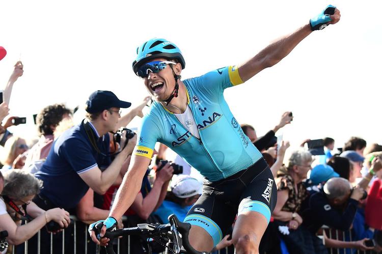 Magnus Cort jubler over sejren på 2. etape i Tour de Yorkshire. 