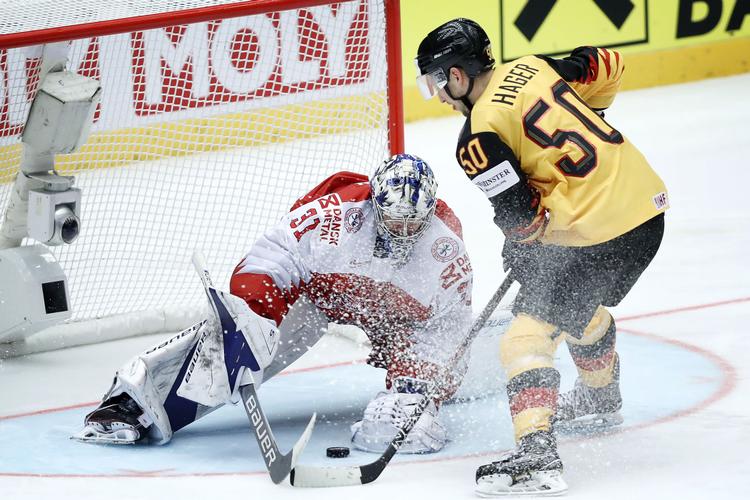 Den danske målmand Frederik Andersen reddede straffeslaget  fra Tysklands Patrick Hager - og fra tyskernes fire efterfølgende skytter. Dermed havde han en stor andel i sejren på 3-2 over Tyskland. 
   Jens Dresling/POLFOTO