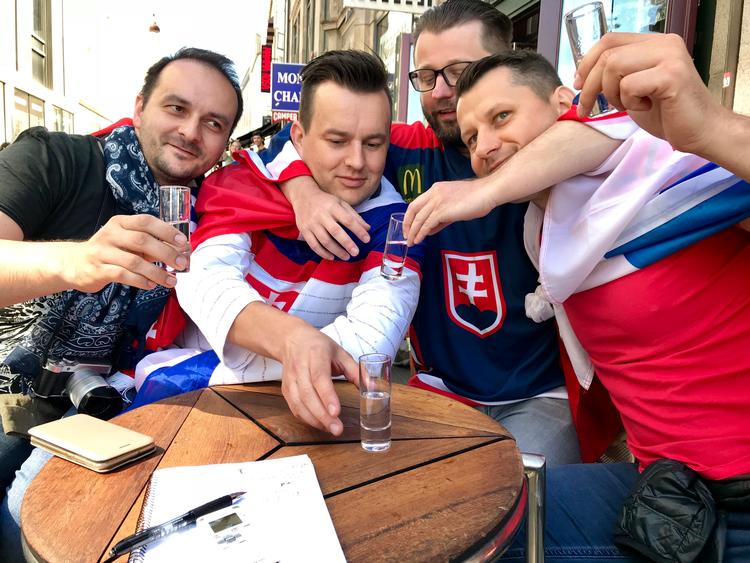 »Du drikker som en dansker«. Er det slovakiske udtryk for en meget fordrukken person. Her er det (fra venstre) Stefan Gardon, Vladimir Michalik, Martin Tovavek og Ronald Necpal i gang med off-ice træningen inden kampen mod Tjekkiet i Royal Arena i aften.  Per Munch