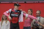 Rohan Dennis skifter BMC-trøjen ud med Giroens lyserøde førertrikot.
   Sebastian Scheiner/AP