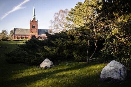 
    Gravsted: Edith Olsen. Tidligere statsminister Anker Jørgensen blev stedt til hvile ved søen, kaldet Det Røde Hav, på Vestre Kirkegård. Her ligger han side om side med fortidens store socialdemokrater, blandt andre Thorvald Stauning og Jens Otto Krag
   Foto Philip Davali