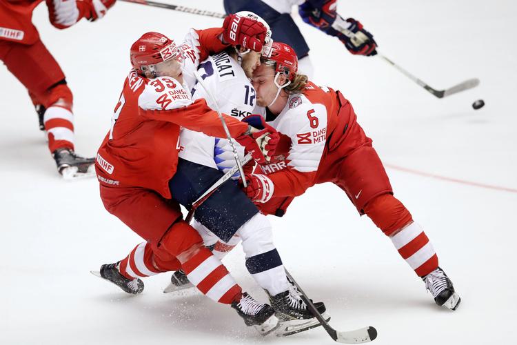 Stefan Lassen render ind i USA' s Alex DeBrincat. Foto: Jens Dresling
   Jens Dresling/POLFOTO