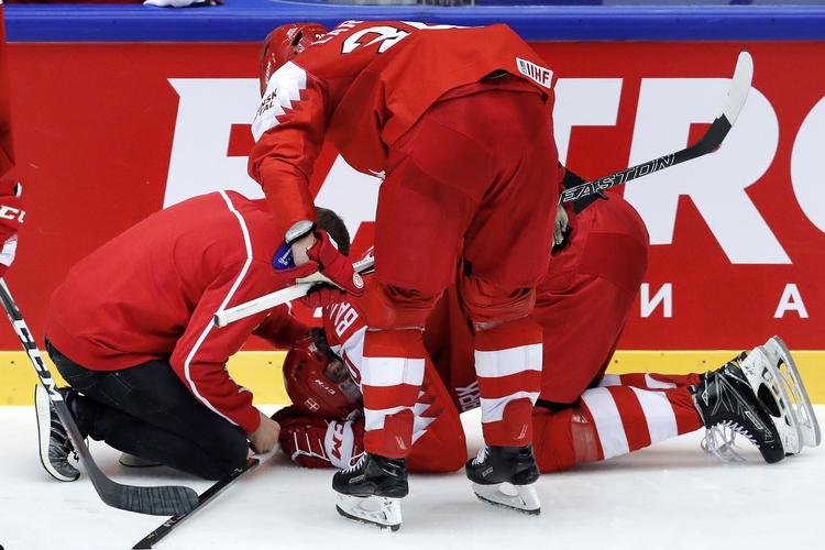 Mathias Bau måtte udgå lørdagens VM-kamp mod USA efter en tackling. Undersøgelser viser, at han har fået en rift i milten. Jens Dresling/POLFOTO