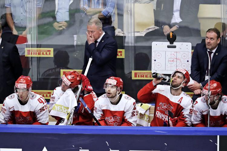 Landstræner Jan Karlsson har fået en hel del af tænke på. To skader i VM-truppen stiller ham i et dilemma, selv om han har udsigt til forstærkning fra NHL. Jens Dresling/POLFOTO