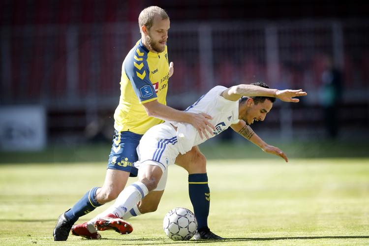 Teemu Pukki (tv.) og Carlos Zeca i duel.
   Jens Dresling/POLFOTO
