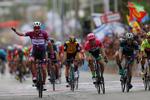 Elia Viviani kan juble over etapesejr i Giro d'Italia  for anden dag i træk efter at have afvist Sacha Modolo (i midten) og Sam Bennett.
   Ariel Schalit/AP