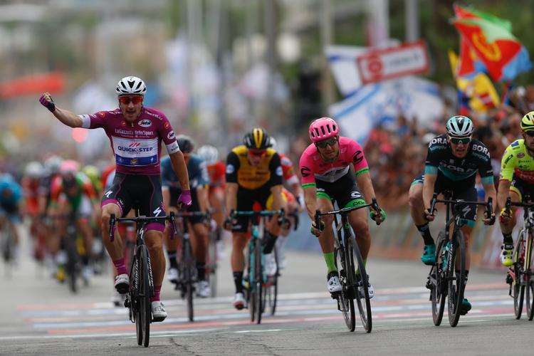 Elia Viviani kan juble over etapesejr i Giro d'Italia  for anden dag i træk efter at have afvist Sacha Modolo (i midten) og Sam Bennett.
   Ariel Schalit/AP