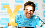 Greg Van Avermaet med trofæet for den samlede sejr i Tour de Yorkshire. Foto: SWpix. 