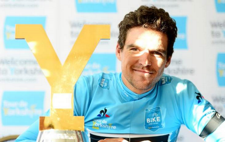 Greg Van Avermaet med trofæet for den samlede sejr i Tour de Yorkshire. Foto: SWpix. 