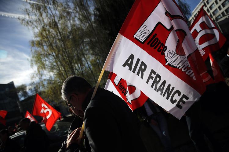 Air France-medarbjedere har samlet sig udenfor flyselskabets hovedkvarter i Tremblay-en-France  under en demonstration.  Christophe Ena/AP