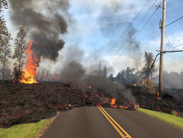 Lava fra vulkanen Kilauea breder sig ved et boligområde.   Handout/Ritzau Scanpix