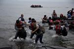 En båd med migranter ankommer til Lesbos i 2015. Den dansk-irakiske aktivist blev tiltalt for menneskesmugling efter at have hjulpet tilrejsende i land. Arkivfoto. Petros Giannakouris/AP