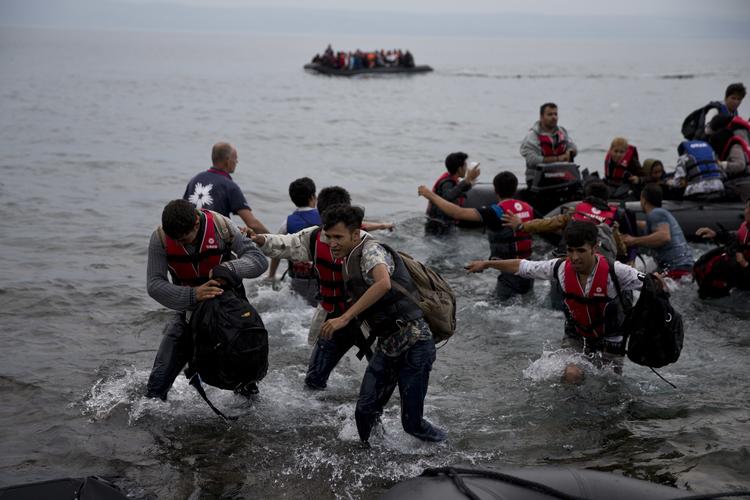 En båd med migranter ankommer til Lesbos i 2015. Den dansk-irakiske aktivist blev tiltalt for menneskesmugling efter at have hjulpet tilrejsende i land. Arkivfoto. Petros Giannakouris/AP