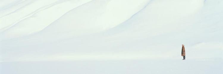 At et menneske ikke syner af meget i de arktiske snemasser, får man et godt indtryk i den norske kunstner Tonje Bøe Birkelands foto 'Alina Victoria' fra 2009. Netop det fotografi er også på forsiden af det lille katalog til udstillingen. Foto: Tonje Bøe Birkeland Tonje Bøe Birkeland