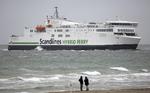 Man skal stadig kunne betale med kontanter i butikkerne uden at skulle hoste op med et gebyr, har Forbrugerombudsmanden afgjort. Dermed må Scandlines ikke opkræve et gebyr på 1,46 pct. ifb. købte varer eller billetter. Dpa/AP