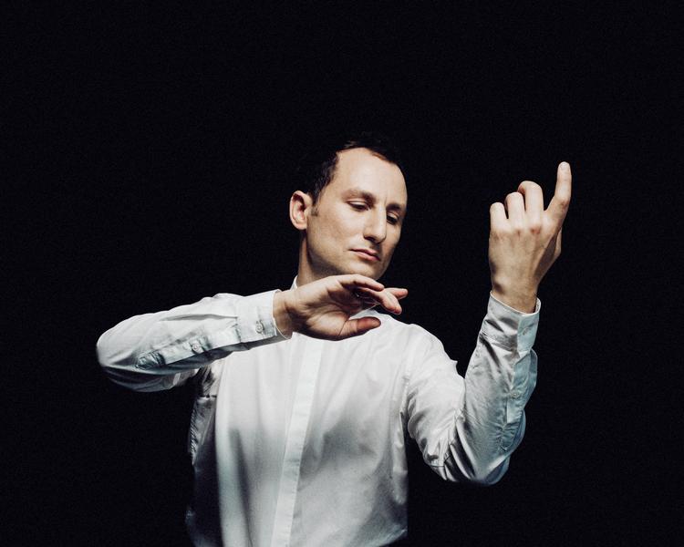 Franskmanden Antoine Tamestit er frustreret og forvirret. Lige indtil han finder sin bue, som han bruger til at styre hele orkestret. Foto: Julien Mignot 