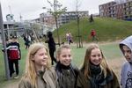 
Laura Frisenborg Marker (i midten) er efter en række år på en naboskole og i pavillioner glad for at være kommet ind i den 'rigtige' skole i Sydhavnen. Men nu kan hun blive en af de elever, der efter sommer skal køres i busser til Amager og bagefter nye pavilloner på Enghave Brygge i tre-fire år. 'Nederen' siger hun om pavillonløsninger.  Andreas Haubjerg/POLFOTO