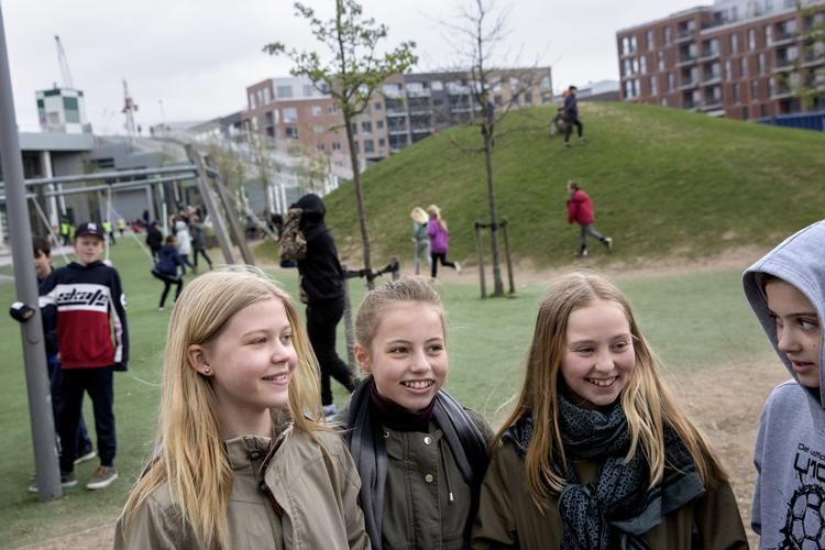 
Laura Frisenborg Marker (i midten) er efter en række år på en naboskole og i pavillioner glad for at være kommet ind i den 'rigtige' skole i Sydhavnen. Men nu kan hun blive en af de elever, der efter sommer skal køres i busser til Amager og bagefter nye pavilloner på Enghave Brygge i tre-fire år. 'Nederen' siger hun om pavillonløsninger.  Andreas Haubjerg/POLFOTO