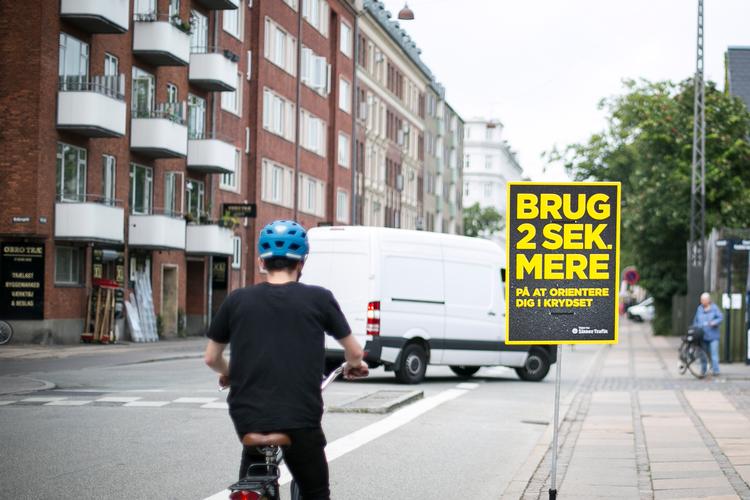 Skilte ved kryds og sideveje opfordrer trafikanterne til at bruge to sekunder mere på at orientere sig. Rådet for Sikker Trafik