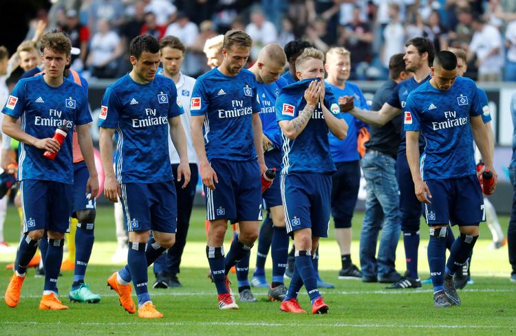 Spillerne fra HSV har ikke haft meget at juble over i denne sæson, og det kan blive endnu værre, hvis klubben for første gang nogensinde rykker ud af Bundesligaen. Kai Pfaffenbach/Ritzau Scanpix