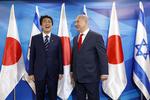 Shinzo Abe (tv) ser ikke ud til at være tynget for meget af det afskoelige måltid med Benjamin Netanyahu. Abir Sultan/AP