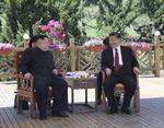 Nordkoreas leder, Kim Jong-un (tv), har for anden gang mødtes med Kinas præsident, Xi Jinping. Ju Peng/AP