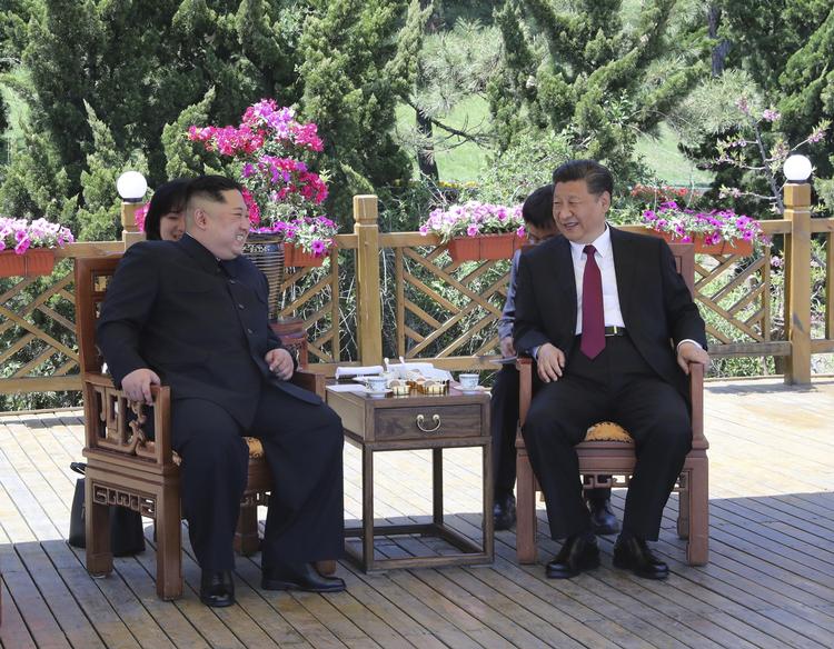 Nordkoreas leder, Kim Jong-un (tv), har for anden gang mødtes med Kinas præsident, Xi Jinping. Ju Peng/AP