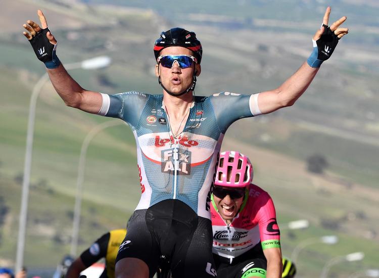 Tim Wellens jubler og puster ud, mens Michael Woods indædt fightende må se sig henvist til andenpladsen.
   Daniel Dal Zennaro/AP