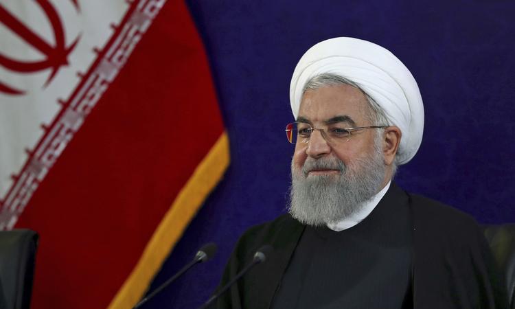 Irans præsident Hassan Rouhani siger, at landet bliver i aftalen om landets atomprogram. /AP