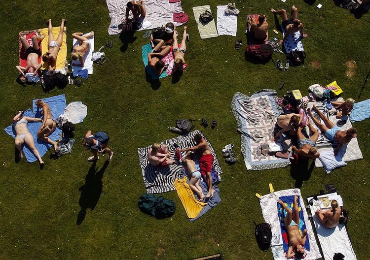 Pladsen ved havnebassinet på Islands Brygge bliver sandsynligvis snart endnu mere sparsom, hvis Region Hovedstadens nye befolkningsprognose holder vand.
   Finn Frandsen/POLFOTO
